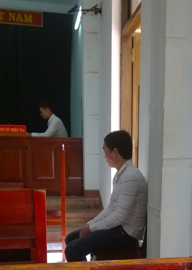 
Bị c&aacute;o ngồi bần thần trong l&uacute;c chờ t&ograve;a nghị &aacute;n
