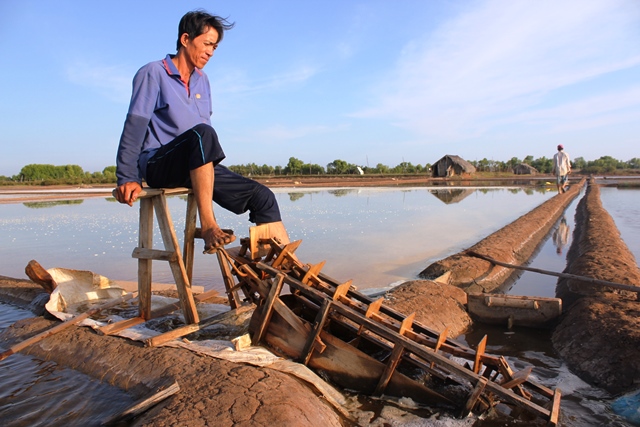 Diêm dân đưa nước biển vào ruộng để sản xuất muối