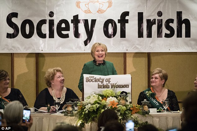 Bà Hillary Clinton “sẵn sàng ra khỏi rừng”
