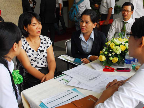 Nhiều người đang chờ đợi được vay vốn ưu đ&atilde;i mua nh&agrave; ở x&atilde; hội. Trong ảnh: Tư vấn vay vốn mua nh&agrave; cho người thu nhập thấp tại TP HCM. Ảnh: HTD