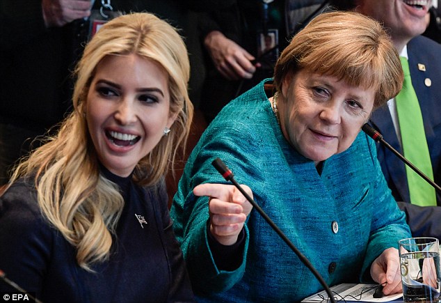 Ivanka ngồi cạnh Thủ tướng Đức Angela Merkel trong chuyến thăm của bà tới Nhà Trắng hồi tuần trước. Ảnh: EPA