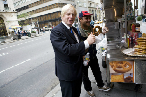 Boris Johnson mua bánh từ một gian hàng trên vỉa hè khi còn làm thị trưởng London (Ông hiện là ngoại trưởng Anh). Ảnh: Zimbo