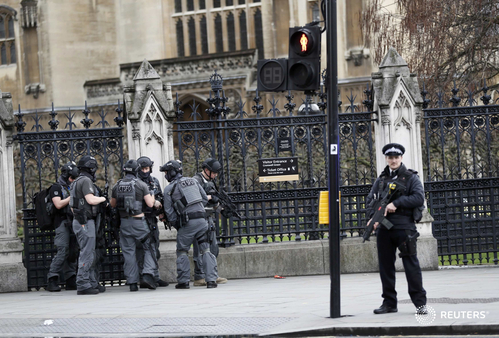 
Lực lượng vũ trang b&ecirc;n ngo&agrave;i t&ograve;a nh&agrave; quốc hội ở London. Ảnh: Reuters
