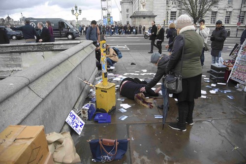 
Người phụ nữ bị thương đang nằm tr&ecirc;n cầu Westminster. Ảnh: Reuters

