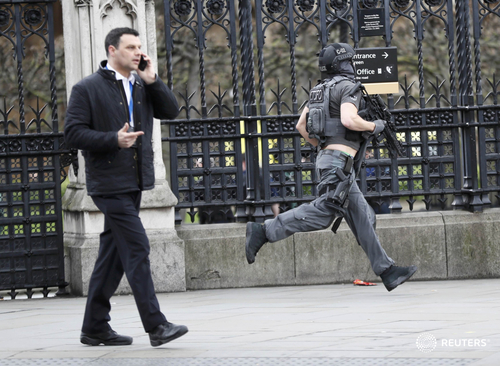 
Cảnh s&aacute;t vũ trang b&ecirc;n ngo&agrave;i t&ograve;a nh&agrave; quốc hội ở London. Ảnh: Reuters
