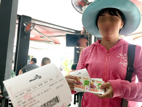 Nhiều người b&aacute;n v&eacute; số truyền thống c&oacute; mua th&ecirc;m v&eacute; Vietlott về b&aacute;n dạo. Ảnh: Quỳnh Như