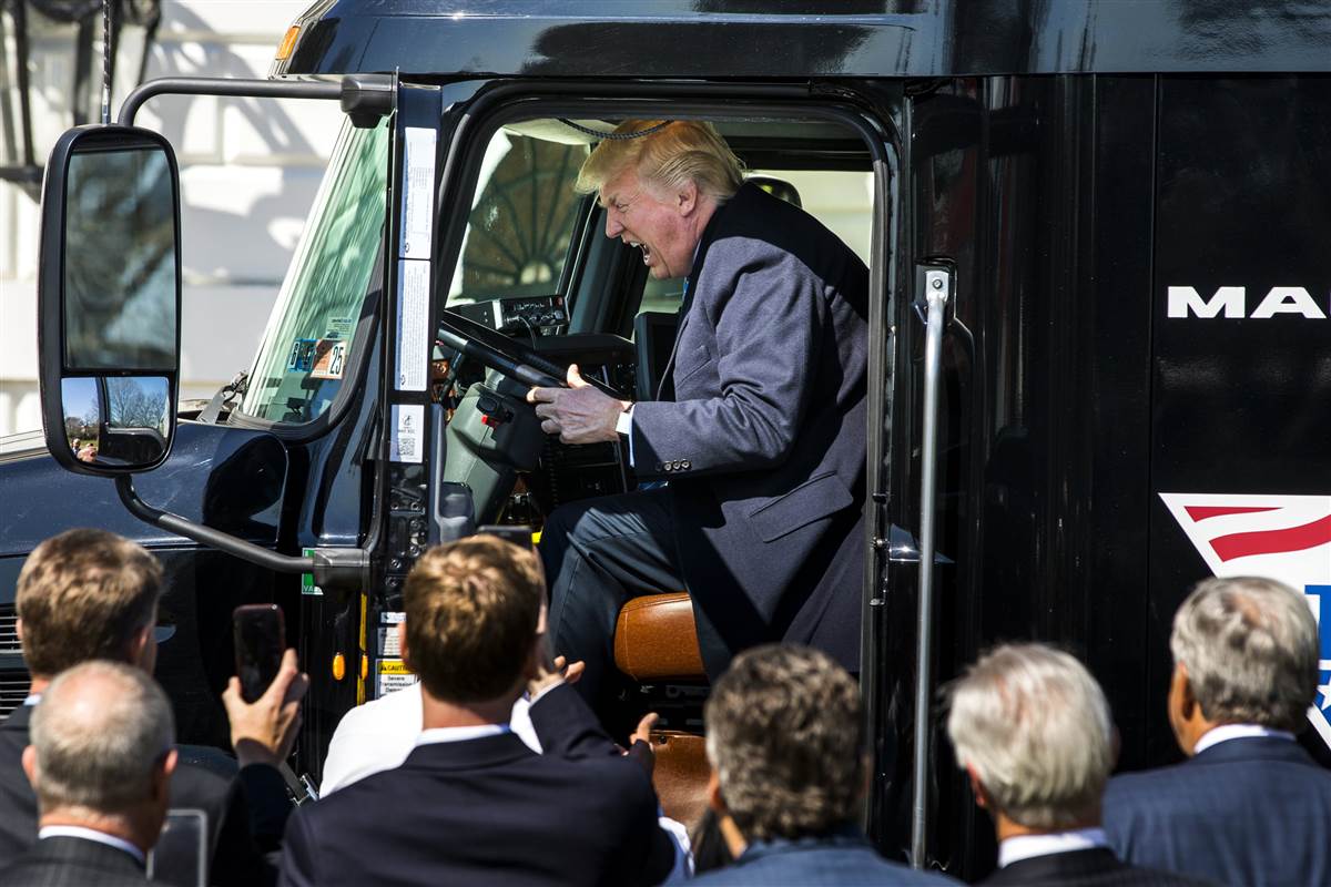 Hạ viện hoãn bỏ phiếu "Trumpcare", chỉ TT Trump không biết