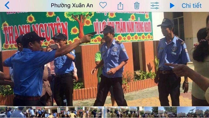 
Một người trong số mặc đồng phục bảo vệ đ&atilde; r&uacute;t s&uacute;ng uy hiếp gi&aacute;o vi&ecirc;n (ảnh do nh&agrave; trường cung cấp)
