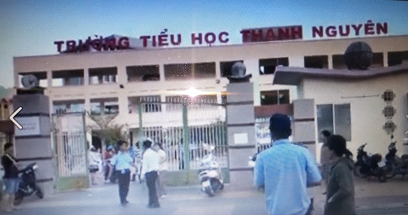 
Sau khi c&ocirc;ng an phường Xu&acirc;n An c&oacute; mặt tại hiện trường, trật tự dần được v&atilde;n hồi (ảnh do nh&agrave; trường cung cấp)
