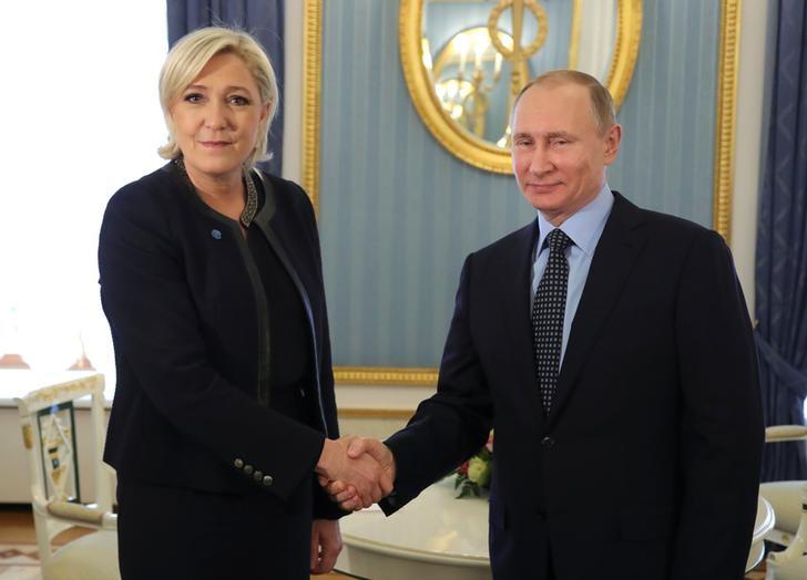 Tổng thống Nga Vladimir Putin tiếp ứng viên tổng thống Pháp Marine Le Pen. Ảnh: Reuters