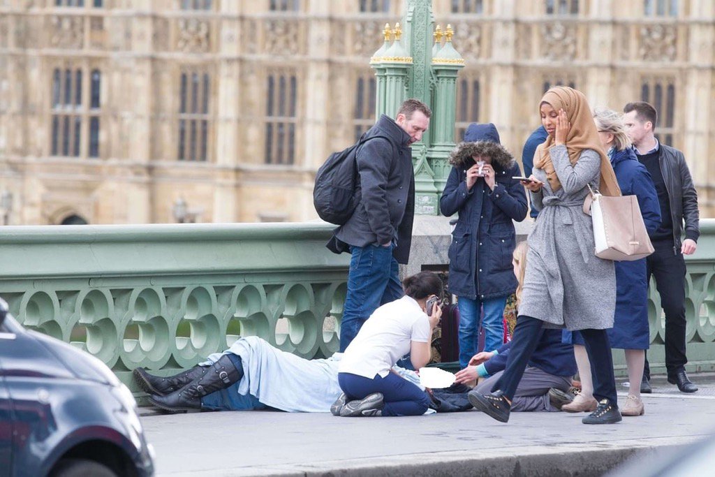 Vụ khủng bố London: Cô gái trùm khăn bị gọi là "quái vật" lên tiếng