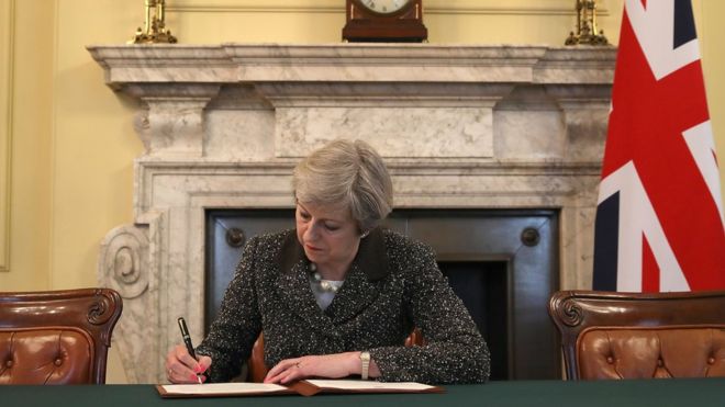 Thủ tướng Anh ký thư chính thức khởi động Brexit