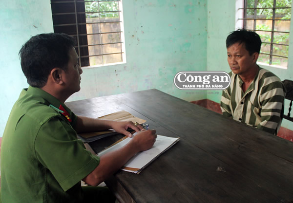 
Thiếu t&aacute; Nguyễn Thanh Phương lấy lời khai đối với bị can Huỳnh Văn Lượng.

 
