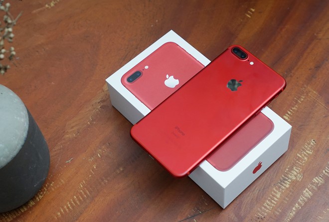 iPhone màu đỏ không hot như dự đoán ban đầu tại Việt Nam, ít nhất là ở thời điểm hiện tại. Ảnh: Thành Duy.