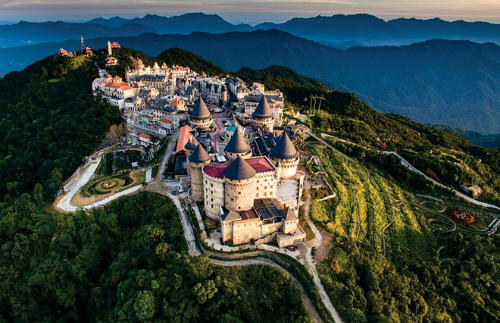 Khu du lịch Bà Nà Hill cách trung tâm Đà Nẵng khoảng 30 km.