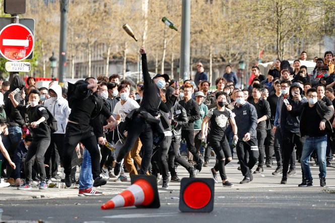 Hàng ngàn người Trung Quốc biểu tình ở Paris
