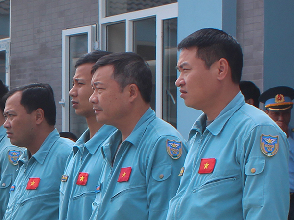 Trung tá, phi công Bùi Đình Hậu - Phó Trung đoàn trưởng,Tham mưu trưởng Trung đoàn 923 (ngoài cùng, bên phải)