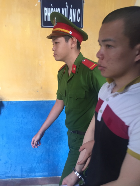 Bị cáo được dẫn giải sau phiên tòa