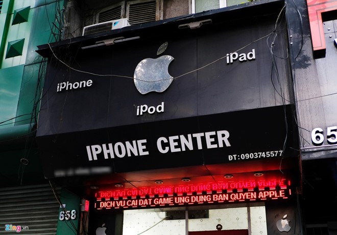 Nhiều cửa hàng kinh doanh di động sử dụng các thương hiệu của Apple đã được đăng ký bảo hộ tại Việt Nam. Ảnh: Duy Tín.