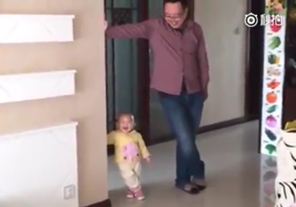 Video: Cậu bé "nhí nhố" bắt chước bố thu hút hàng nghìn lượt xem