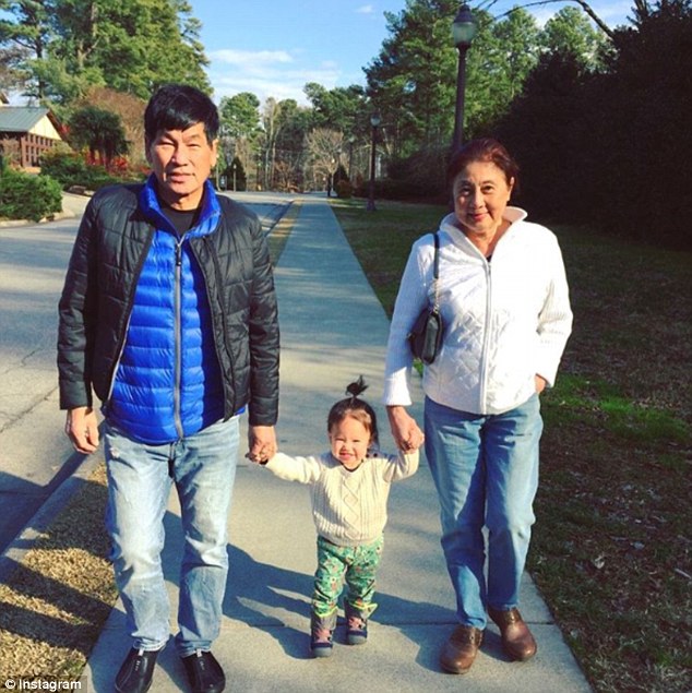 Bác sĩ David Dao cùng vợ và cháu. Ảnh: Instagram