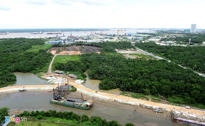 Đất nền vùng ven TP.HCM được hỗ trợ về hạ tầng đang được các nhóm đầu tư có tiền săn lùng. Ảnh: Lê Quân
