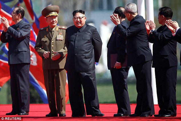 
&Ocirc;ng Kim Jong-un v&agrave; c&aacute;c quan chức Triều Ti&ecirc;n vẫy tay ch&agrave;o người d&acirc;n trong lễ kh&aacute;nh th&agrave;nh đường mới ở thủ đ&ocirc; B&igrave;nh Nhưỡng. Ảnh: REUTERS
