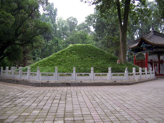 
Mộ Khổng Minh ở n&uacute;i Định Qu&acirc;n: Ảnh: Linet.
