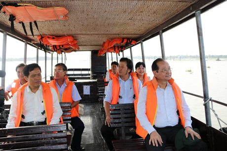 Ông Trần Thanh Đức (người ngồi hàng đầu bên phải), Phó Chủ tịch UBND tỉnh cùng lãnh đạo ngành du lịch tỉnh Tiền Giang trong một chuyến khảo sát thực tế tại chợ nổi Cái Bè.
