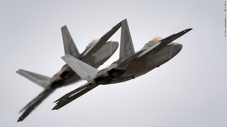 Mỹ xuất kích F-22 Raptor chặn máy bay ném bom Nga áp sát Alaska