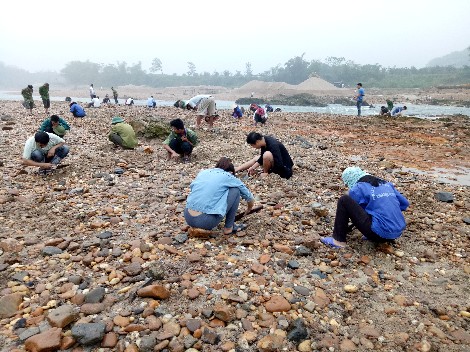 
H&agrave;ng trăm người k&eacute;o về khu vực bến Chuối t&igrave;m kiếm đ&aacute; qu&yacute; nhiều ng&agrave;y nay.
