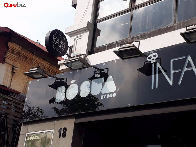 
Tại H&agrave; Nội, the Kafe đ&atilde; đ&oacute;ng cửa địa điểm 18, Điện Bi&ecirc;n Phủ (một trong những địa điểm đầu ti&ecirc;n của chuỗi). Mặc d&ugrave; biển hiệu vẫn chưa bị dỡ nhưng vị tr&iacute; n&agrave;y đ&atilde; thuộc về một thương hiệu quần &aacute;o kh&aacute;c. Ảnh: Hồng Nhung.
