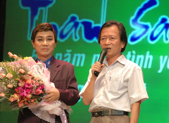 T&aacute;c giả L&ecirc; Duy Hạnh ch&uacute;c mừng NSƯT Thanh Sang trong chương tr&igrave;nh vinh danh &ocirc;ng 50 năm một t&igrave;nh y&ecirc;u nghệ thuật tại Nh&agrave; h&aacute;t TP