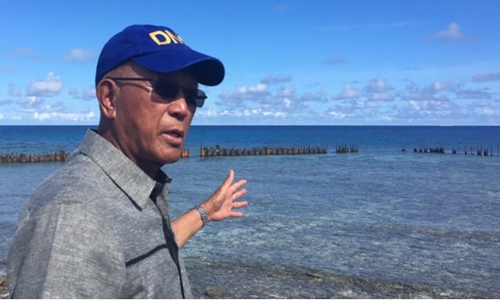 Bộ trưởng Quốc phòng Philippines Delfin Lorenzana thăm trái phép đảo Thị Tứ. Ảnh: Rappler.