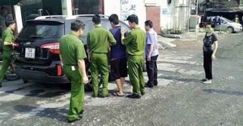
Cơ quan điều tra dẫn giải đối tượng Phạm Th&agrave;nh Chung về hiện trường vụ &aacute;n
