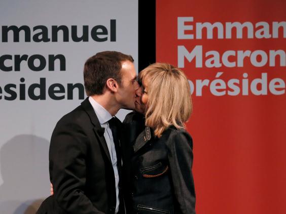 Ông Macron hôn vợ tại một sự kiện tranh cử. Ảnh: Independent