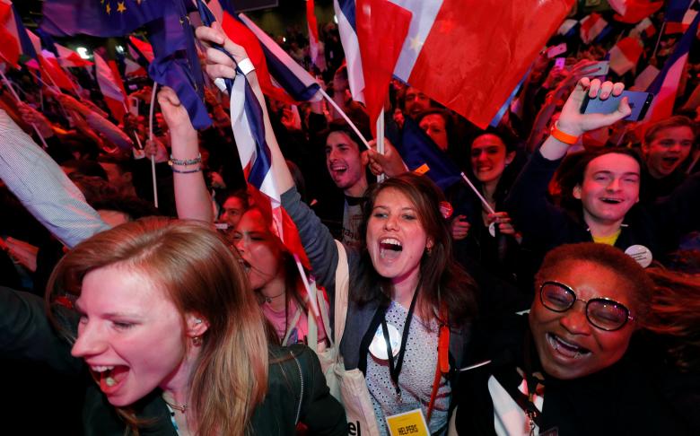 Người ủng hộ ông Macron mừng chiến thắng. Ảnh: Reuters