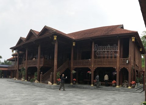 
Đ&acirc;y l&agrave; ng&ocirc;i nh&agrave; s&agrave;n tại tỉnh Điện Bi&ecirc;n được Vietnam book of records c&ocirc;ng nhận l&agrave; nh&agrave; s&agrave;n gỗ lim lớn nhất Việt Nam một c&ocirc;ng tr&igrave;nh kiến tr&uacute;c mang đậm bản sắc d&acirc;n tộc Th&aacute;i

