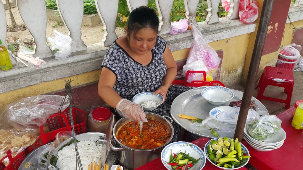 Chuyện người đàn bà và gánh mì tử tế ở Hội An