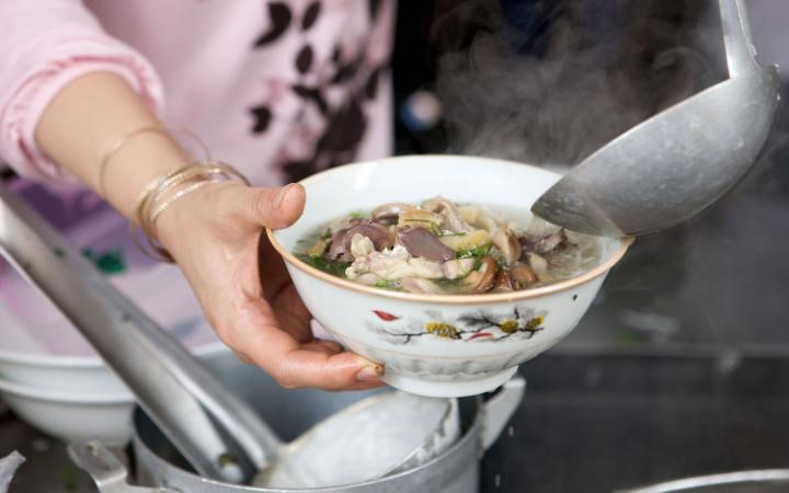 H&agrave; Nội, Việt Nam: Nếu kh&aacute;ch nước ngo&agrave;i tới TP.HCM thường được giới thiệu m&oacute;n b&aacute;nh x&egrave;o, phở l&agrave; m&oacute;n ăn nhất định phải thử khi đến H&agrave; Nội. Phở c&oacute; nước d&ugrave;ng được nấu từ xương b&ograve;, với b&aacute;nh phở v&agrave; thịt g&agrave; hoặc b&ograve;, ăn k&egrave;m nhiều loại rau sống v&agrave; chanh.