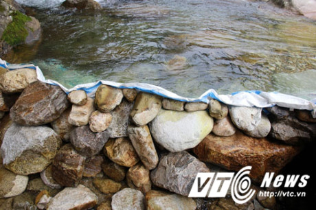 
Đắp bờ chặn suối để bắn c&aacute;.
