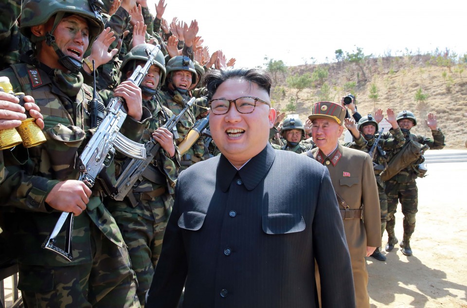 Ông Kim Jong-un cùng lính đặc nhiệm Triều Tiên. Ảnh: KCNA