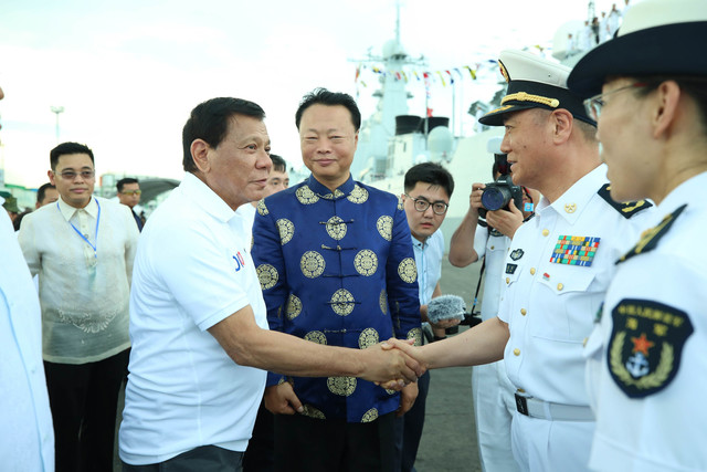 
C&ugrave;ng đi với &ocirc;ng Duterte l&agrave; Đại sứ Trung Quốc Triệu Kiến Hoa. Ảnh: Rappler
