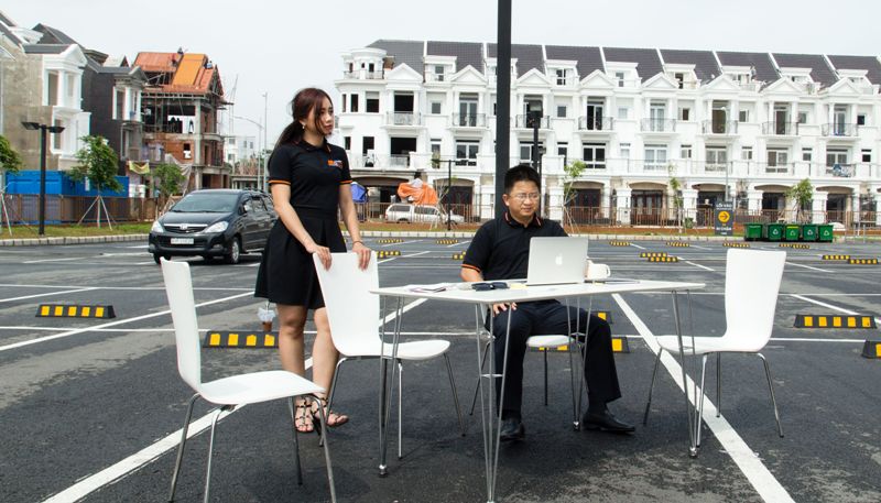 “Khi đi học đầu bếp, mọi người cười, tôi thấy đang hạnh phúc mà, chẳng có lý do gì phải buồn hết. Hạnh phúc hay buồn bực là do góc nhìn của mỗi người. Nhiều bạn ngại ngùng, sĩ diện, mình ai cười mặc kệ, đường mình mình đi.” – Nguyễn Hoàng Văn.