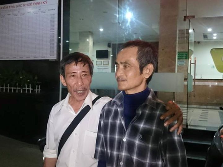
&Ocirc;ng Huỳnh Văn N&eacute;n (phải) đang từng ng&agrave;y chờ tiền bồi thường oan sai
