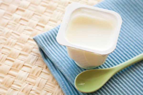 Protein trong men sữa giúp làm dịu làn da bỏng rát.