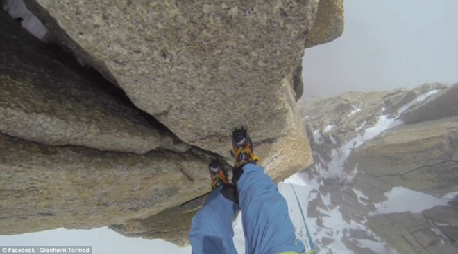 Granheim chinh phục đỉnh Ar&ecirc;te du Diable cao 4.100 m, được mệnh danh l&agrave; &ldquo;Sừng quỷ&rdquo;, nằm tr&ecirc;n d&atilde;y n&uacute;i Mont Blanc (Ph&aacute;p) thuộc d&atilde;y Alps. Ảnh: Facebook/Granheim Tormod.