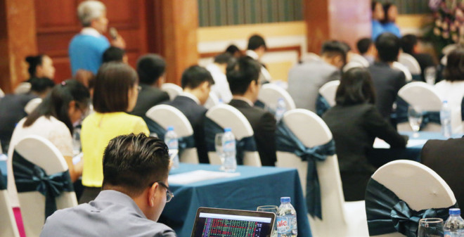 Làm giá cổ phiếu: nỗi niềm người “đứng mũi chịu sào”