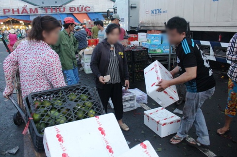 
Cam Trung Quốc về chợ đầu mối được một số tiểu thương b&oacute;c nh&atilde;n để biến th&agrave;nh cam Việt - Ảnh: C.Trung
