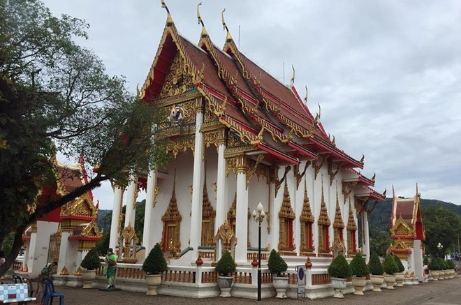 Chùa Wat Chalong cho du khách đốt pháo cầu may, nhưng phải đốt trong những khu vực riêng, không gây ảnh hưởng đến xung quanh. Ảnh: An Ngọc.